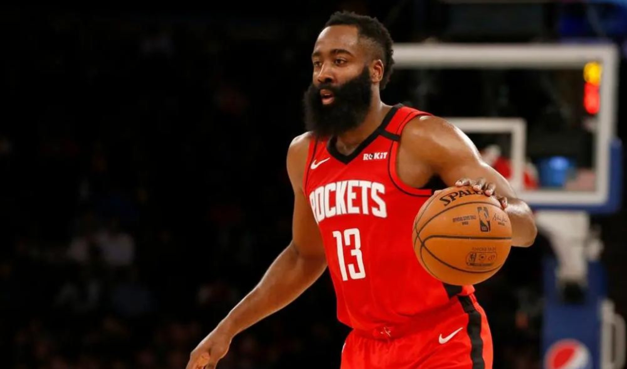 哈登连续十五场比赛得分超过刷新纪录，利物浦不断突破！赛场气氛高涨