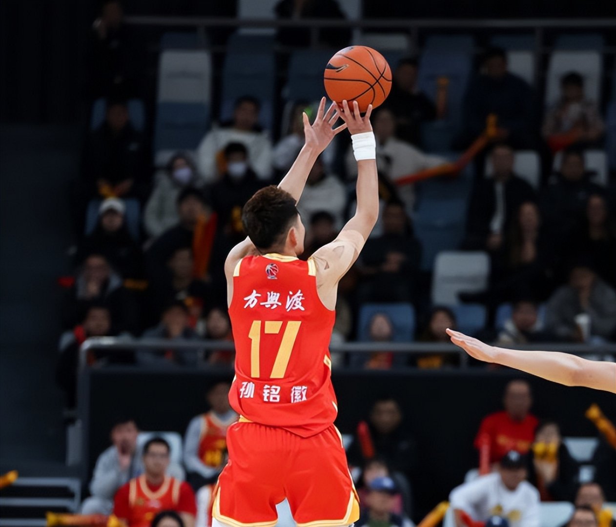 包含赛地聚焦——CBA常规赛冲刺阶段热度飙升，深圳男篮主帅复盘，底气十足，身体对抗强度拉满的词条