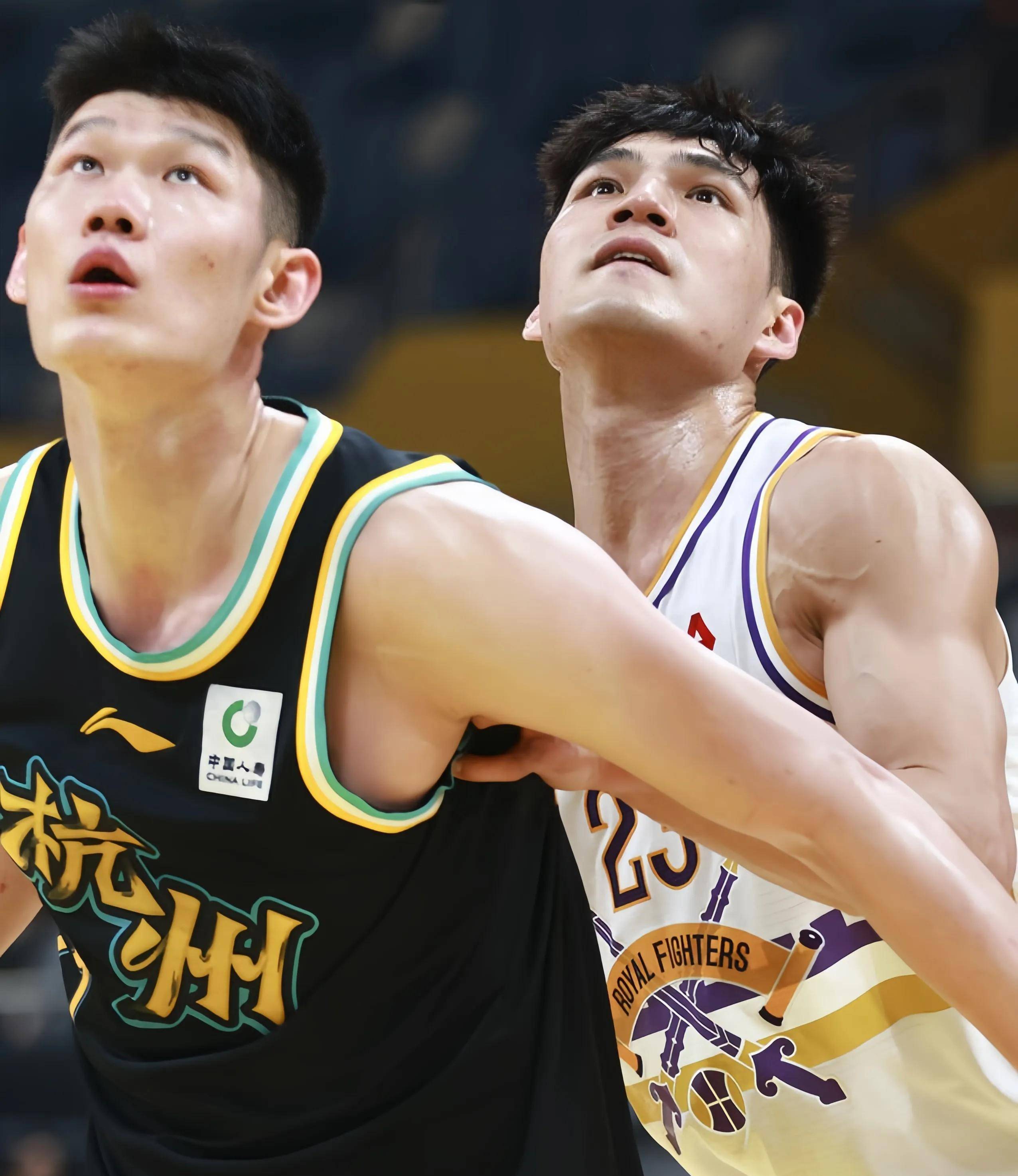 包含赛地聚焦——CBA常规赛冲刺阶段热度飙升，深圳男篮主帅复盘，底气十足，身体对抗强度拉满的词条