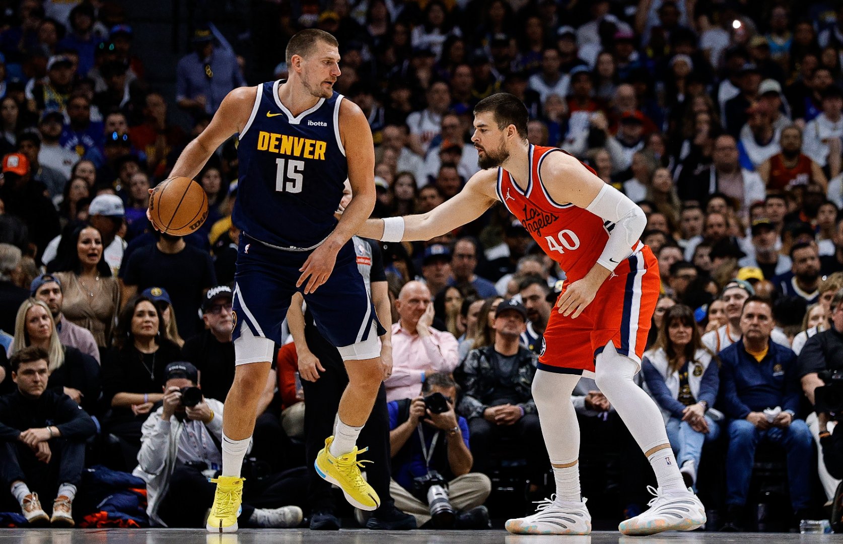 今晨突围战来临，丹佛掘金围绕NBA季后赛扳平良机，赛场秩序良好，球队文化再被提及的简单介绍